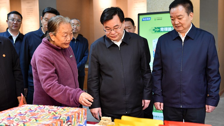 西藏·甘肅工作座談會在拉薩舉行，兩省區(qū)領(lǐng)導(dǎo)蒞臨奇正青稞考察